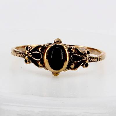 Bronzering Ornament mit schwarzem Onyx 