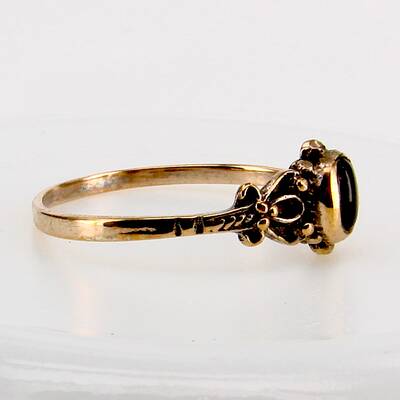 Bronzering Ornament mit schwarzem Onyx 