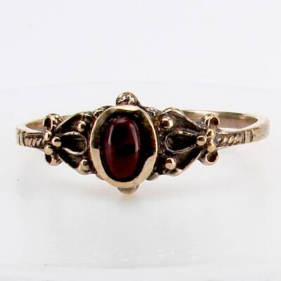 Bronzering Ornament mit rotem Jaspis