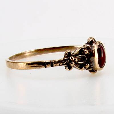 Bronzering Ornament mit rotem Jaspis
