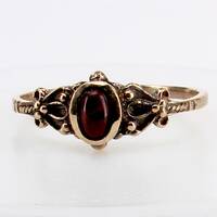 Bronzering Ornament mit rotem Jaspis