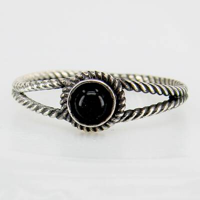 Silberring gedreht mit schwarzem Onyx