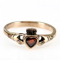 Bronzering Claddagh mit rotem Zirkonia