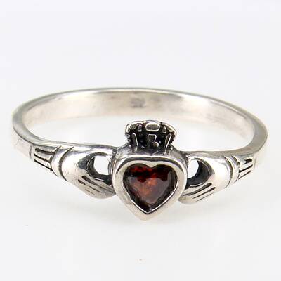 Silberring Claddagh mit rotem Zirkonia