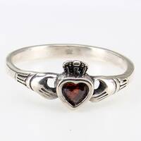 Silberring Claddagh mit rotem Zirkonia