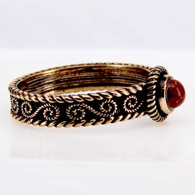 Bronzering Spiralmuster mit rotem Jaspis