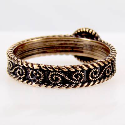 Bronzering Spiralmuster mit rotem Jaspis